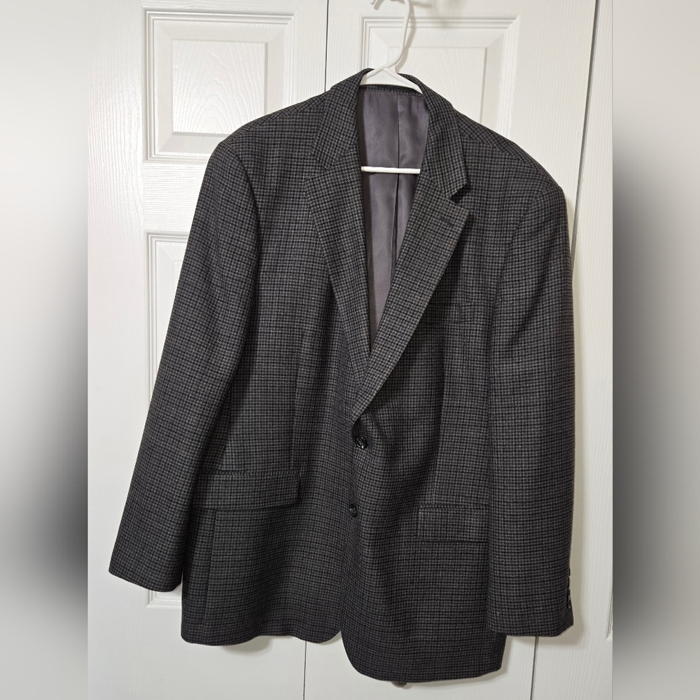 Gray Houndstooth Design Suit Jacket, Size 44 R, 6 Pockets, Fully Lined Like New
